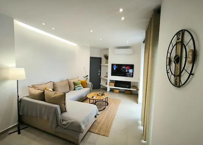 Floral Home 2 - 1St Floor Apt With Private Parking!
